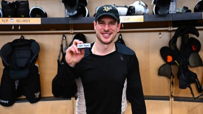 Crosby Passes Lemieux for All-Time Points Lead