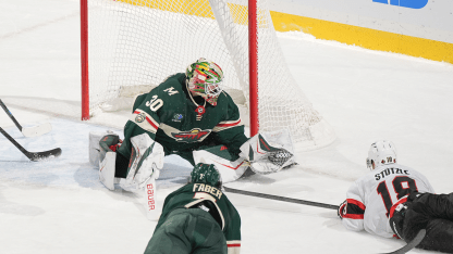 Stützle trifft während er fällt